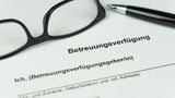 Pflege – Wo ist das Geld sicher vor dem Zugriff des Staates?  Grundsätzlich kann jeder Schenker die Rückgabe seines Geschenks – also auch einer Immobilie – verlangen, wenn er nicht mehr genug Geld zum Leben hat. Dazu zählt auch die Finanzierung im Pflegefall. Wenn Eltern nicht mehr selbst für ihre Heimkosten aufkommen können, springt zunächst das Sozialamt ein. Es holt sich die Kosten jedoch von den Kindern zurück. Haben die kein Geld, kann das Amt sogar die geerbte Immobilie zurückfordern, um damit die Pflegekosten zu decken. Aber nur, wenn die junge Familie nicht selbst darin wohnt. Liegt die Schenkung allerdings zehn Jahre zurück, hat das Sozialamt keine Handhabe mehr.  Zudem steht Alleinstehenden ein Selbstbehalt von 1800, Verheirateten in Höhe von 3240 Euro zu, den das Sozialamt nicht antasten darf. Soll der Staat die Immobilie nicht einsacken, ist eine Pflegeversicherung unverzichtbar.