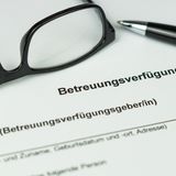 Pflege – Wo ist das Geld sicher vor dem Zugriff des Staates?  Grundsätzlich kann jeder Schenker die Rückgabe seines Geschenks – also auch einer Immobilie – verlangen, wenn er nicht mehr genug Geld zum Leben hat. Dazu zählt auch die Finanzierung im Pflegefall. Wenn Eltern nicht mehr selbst für ihre Heimkosten aufkommen können, springt zunächst das Sozialamt ein. Es holt sich die Kosten jedoch von den Kindern zurück. Haben die kein Geld, kann das Amt sogar die geerbte Immobilie zurückfordern, um damit die Pflegekosten zu decken. Aber nur, wenn die junge Familie nicht selbst darin wohnt. Liegt die Schenkung allerdings zehn Jahre zurück, hat das Sozialamt keine Handhabe mehr.  Zudem steht Alleinstehenden ein Selbstbehalt von 1800, Verheirateten in Höhe von 3240 Euro zu, den das Sozialamt nicht antasten darf. Soll der Staat die Immobilie nicht einsacken, ist eine Pflegeversicherung unverzichtbar.