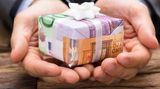 Wer sich liebt, schenkt sich das Erbe  Steht nur einer der Partner im Grundbuch, gibt es mehrere Wege, den anderen steuerfrei „mit ins Boot zu holen“: Durch eine teilweise Schenkung wird er Miteigentümer. Übereignet der Besitzer die komplette Immobilie, kann der Beschenkte das Haus nach dem Tod des Partners sofort verkaufen, während er sonst als Erbe noch zehn Jahre darin wohnen müsste, um steuerfrei aus der Sache rauszukommen. Beispiel: Ein Haus hat einen Verkehrswert von 800.000 Euro. Abzüglich des Ehegatten-Freibetrags von 500.000 Euro blieben noch 300.000 Euro zu versteuern. Bei Steuerklasse I und 11 Prozent macht das 33.000 Euro. Eine stolze Summe!