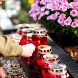 Alternativen zur zweifelhaften Sterbegeldversicherung  Viele Menschen wollen für ihre Bestattung finanziell vorsorgen und vermeiden, dass Angehörige ihre Beerdigung bezahlen müssen. Denn schnell kommt eine Summe von 5000 Euro oder mehr zusammen. Daher schließen sie eine Sterbegeldversicherung ab. Stirbt der Versicherte, zahlen die Anbieter die vorher vereinbarte Summe an die Hinterbliebenen aus. Sterbegeldversicherungen sind eigentlich Kapitallebensversicherungen und nicht zu empfehlen. Der Grund: Nur ein Teil der eingezahlten Beiträge wird gespart, der Rest geht für Verwaltungskosten und für den Risikoschutz drauf. Da die meisten Menschen bei Abschluss der Versicherung über 65 Jahre alt sind, fällt die Gesundheitsprüfung oft zu ihrem Nachteil aus. Manchmal wird eine Wartezeit von bis zu 36 Monaten verlangt. Stirbt der Versicherungsnehmer während dieser Zeit, wird die Versicherungssumme entweder gar nicht oder nur anteilig ausgezahlt. Eine Sterbegeldversicherung ist zu teuer. Wer Geld für die eigene Beerdigung hinterlassen möchte, sollte sich lieber schon in jüngeren Jahren für eine günstigere Risikolebensversicherung entscheiden oder regelmäßig einen bestimmten Betrag auf ein Extrakonto einzahlen. So kommt im Laufe der Jahre die notwendige Summe ganz nebenbei zusammen.