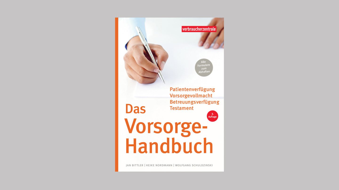 Vererben und Erbschaftssteuern: Für den Ernstfall vorgedacht: Vorlagenbücher Bevor man sein Testament schreibt, sollte man sich umfassend informieren. Viele Menschen sind unsicher, weil sie sich als Laien auf kompliziertem Rechtsgebiet bewegen. Hinzu kommt, dass die meisten sich nicht gern mit dem eigenen Ableben beschäftigen. Ein Fehler im Letzten Willen kann allerdings schwerwiegende Folgen haben. Im Buchhandel gibt es zahlreiche Ratgeber zu diesem Thema, sogar mit Mustern und Vorlagen zum kostenlosen Download, die wertvolle Hilfestellungen für ein rechtskräftiges Dokument geben. So bürden Sie Ihren Angehörigen nicht die gesamte Last der Nachlassverwaltung auf. Oft gehen die Vorlagen über die Erbschaft hinaus und führen gleichsam wie eine Checkliste durch Patientenverfügungen, Generalvollmachten bis zum Testament. Für den Ernstfall vorgedacht: Vorlagenbücher Bevor man sein Testament schreibt, sollte man sich umfassend informieren. Viele Menschen sind unsicher, weil sie sich als Laien auf kompliziertem Rechtsgebiet bewegen. Hinzu kommt, dass die meisten sich nicht gern mit dem eigenen Ableben beschäftigen. Ein Fehler im Letzten Willen kann allerdings schwerwiegende Folgen haben. Im Buchhandel gibt es zahlreiche Ratgeber zu diesem Thema, sogar mit Mustern und Vorlagen zum kostenlosen Download, die wertvolle Hilfestellungen für ein rechtskräftiges Dokument geben. So bürden Sie Ihren Angehörigen nicht die gesamte Last der Nachlassverwaltung auf. Oft gehen die Vorlagen über die Erbschaft hinaus und führen gleichsam wie eine Checkliste durch Patientenverfügungen, Generalvollmachten bis zum Testament.