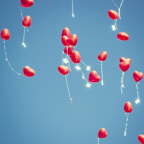 Herzluftballons steigen in den Himmel