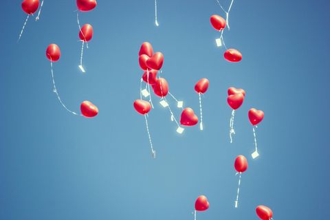 Herzluftballons steigen in den Himmel