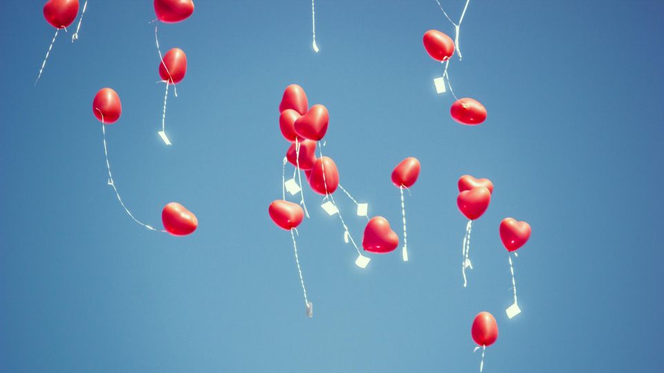 Herzluftballons steigen in den Himmel