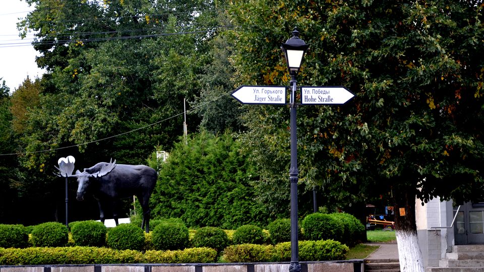 Zweisprachig: ein Straßenschild im Zentrum von Tilsit Zweisprachig: ein Straßenschild im Zentrum von Tilsit