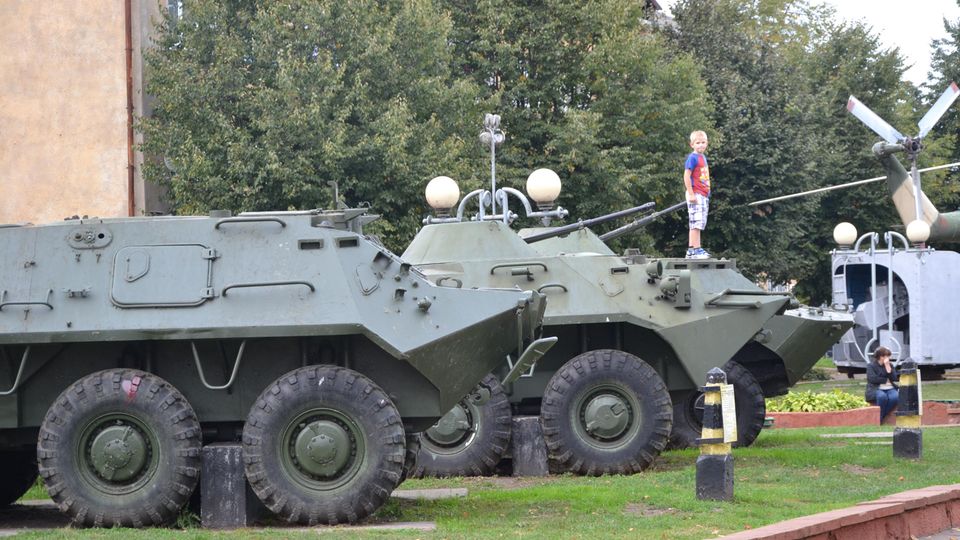 Kinder spielen auf den Panzern, die vor dem Militärmuseum stehen.