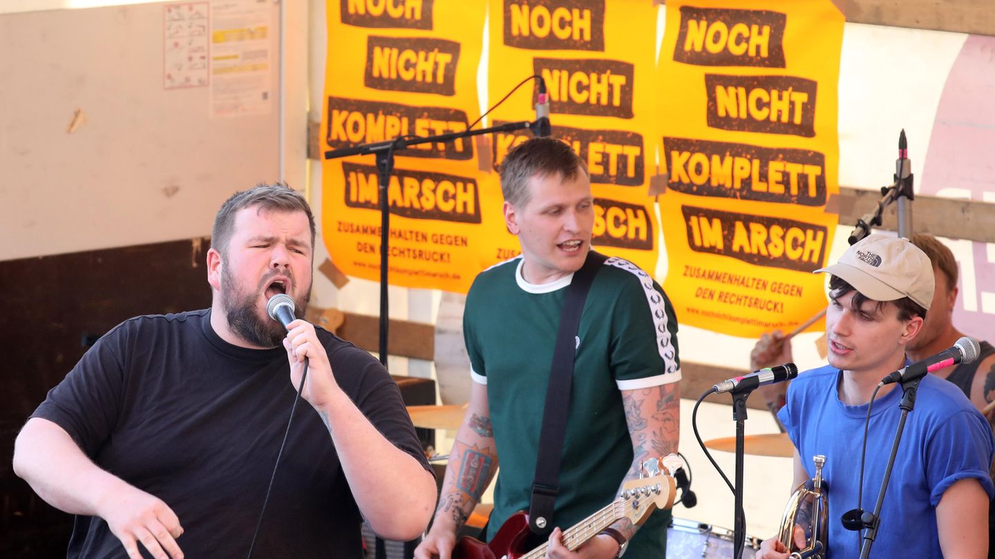 Die Band Feine Sahne Fischfilet bei einem Konzert