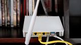 Manchmal muss was neues her  Neuere Router bieten mehr Leistung. Viele Features, wie etwa 5-GHz-Netzwerke werden von älteren Modellen noch nicht unterstützt. Gegebenenfalls kann ein neuer Router das Wlan-Problem auch ohne Erweiterung meistern.