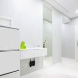 Perfekt platziert  Die richtige Position des Routers und die Ausrichtung seiner Antennen können Wunder wirken. Versuchen Sie daher ruhig unterschiedliche Aufstellorte. Zudem kann es helfen, den Router etwas erhöht an der Wand aufzuhängen. 