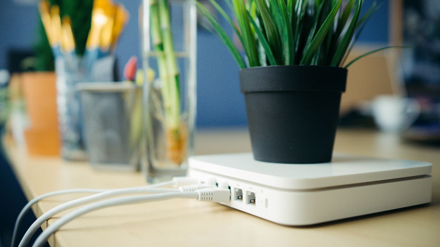 Hertz-Sprung  Auch der Wechsel vom 2,4-GHz- ins moderne 5-GHz-Netz kann Wunder wirken. Dort sind aktuell noch deutlich weniger Funknetzwerke aktiv. Achtung: Nicht alle Endgeräte unterstützen diese Frequenz. 
