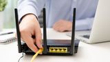 Es muss nicht immer ohne  Geräte, die nahe dem Router stehen, kann man auch per Kabel verbinden. Das entlastet nicht nur das Funknetzwerk, sondern sorgt auch für eine stabilere Datenrate. 