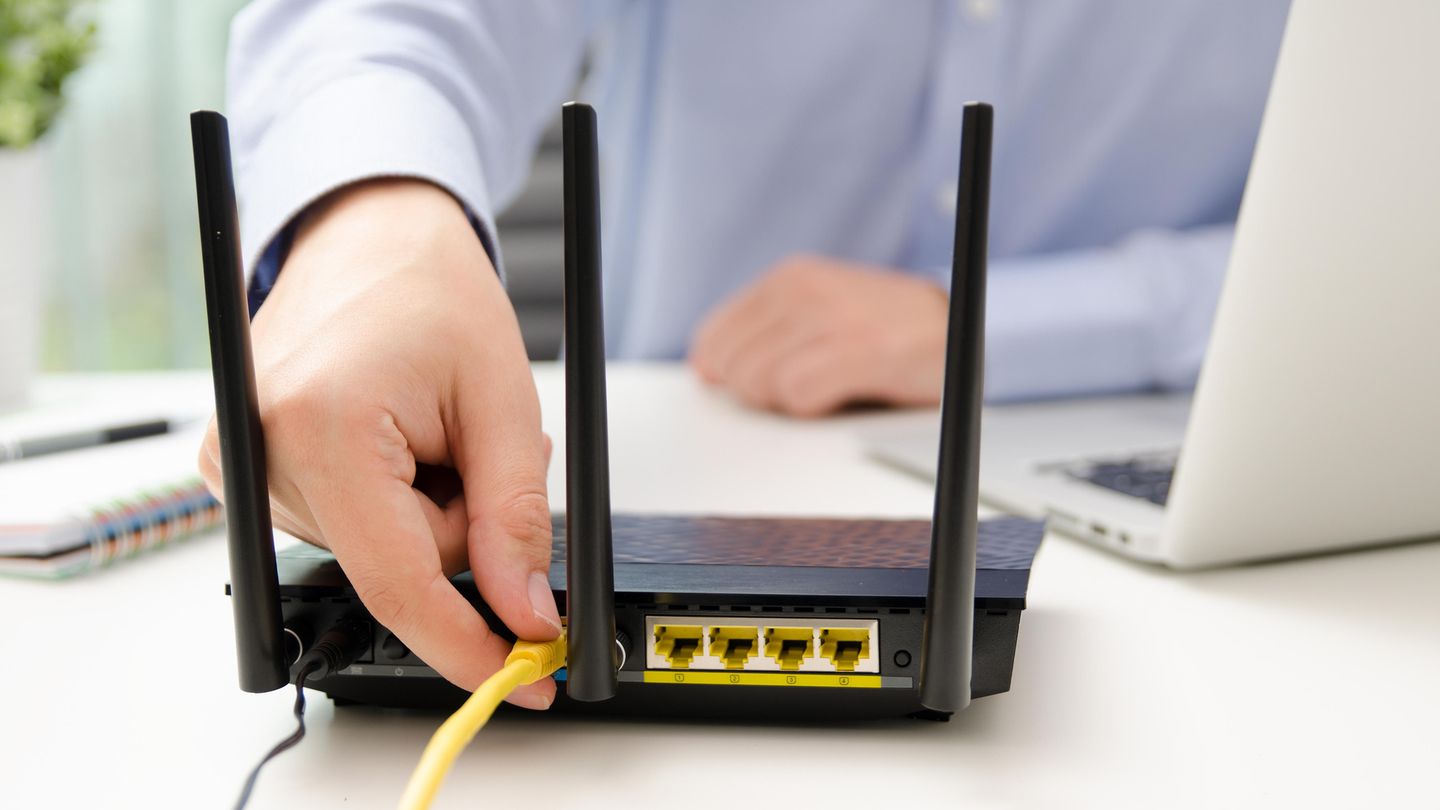 Es muss nicht immer ohne  Geräte, die nahe dem Router stehen, kann man auch per Kabel verbinden. Das entlastet nicht nur das Funknetzwerk, sondern sorgt auch für eine stabilere Datenrate. 