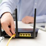 Es muss nicht immer ohne  Geräte, die nahe dem Router stehen, kann man auch per Kabel verbinden. Das entlastet nicht nur das Funknetzwerk, sondern sorgt auch für eine stabilere Datenrate. 