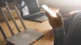Immer auf dem neuesten Stand  Auch ein Router oder Repeater sollte immer auf dem neuesten Stand sein. Wie beim PC oder Smartphone holen die Hersteller gelegentlich mit Softwarekniffen mehr Leistung heraus oder beheben Fehler. Schalten Sie deshalb unbedingt automatische Updates ein.