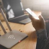 Immer auf dem neuesten Stand  Auch ein Router oder Repeater sollte immer auf dem neuesten Stand sein. Wie beim PC oder Smartphone holen die Hersteller gelegentlich mit Softwarekniffen mehr Leistung heraus oder beheben Fehler. Schalten Sie deshalb unbedingt automatische Updates ein.