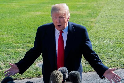 US-Präsident Donald Trump spricht am Montag auf dem Rasen des Weißen Hauses mit Journalisten
