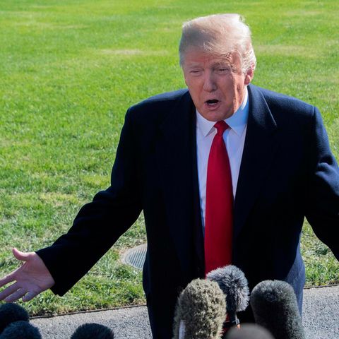 US-Präsident Donald Trump spricht am Montag auf dem Rasen des Weißen Hauses mit Journalisten