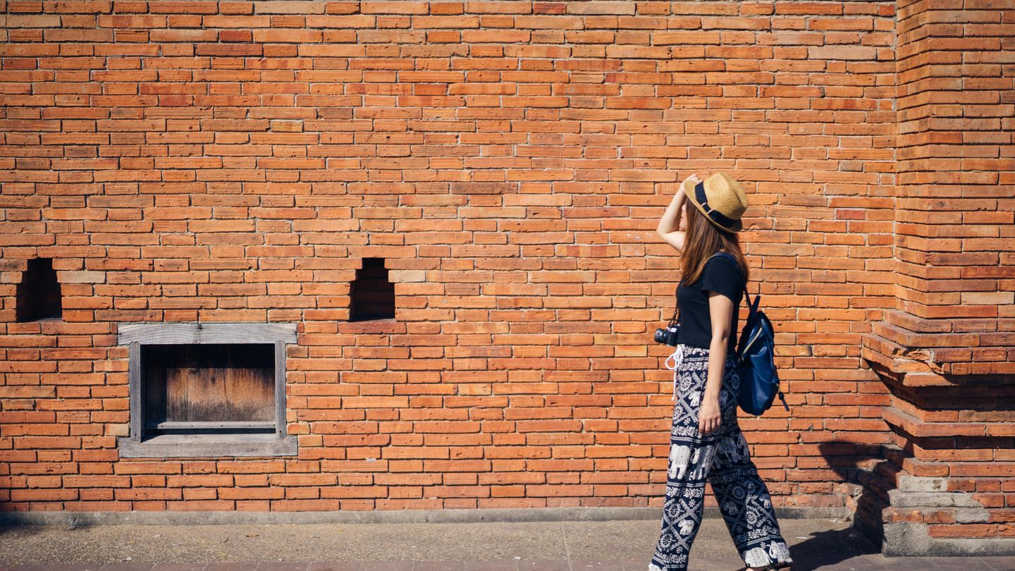 Touristen vor Mauer in Thailand