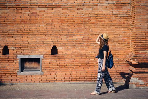 Touristen vor Mauer in Thailand