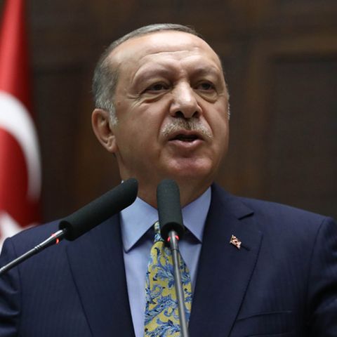 Der türkische Präsident Recep Tayyip Erdogan (l.), der getötete Journalist Jamal Khashoggi (Archivbilder)