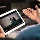 Der Nachteil: Die Empfangsgeräte müssen manuell zwischen dem Netz des Routers und dem des Verstärkers hin- und herwechseln. Dabei kann es immer wieder haken - und Webseiten oder Streamingdienste laden unnötig lange.