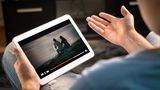 Der Nachteil: Die Empfangsgeräte müssen manuell zwischen dem Netz des Routers und dem des Verstärkers hin- und herwechseln. Dabei kann es immer wieder haken - und Webseiten oder Streamingdienste laden unnötig lange.