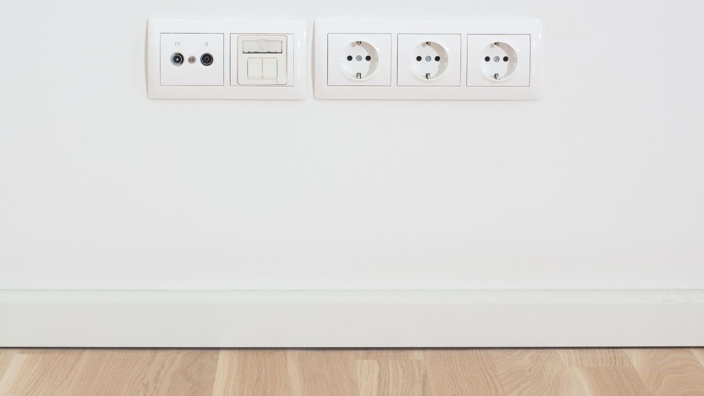 Der Nachteil des Steckdosen-Netzes: Es verbraucht mehr Strom als reine Wlan-Repeater. Zudem funktionieren Powerlines nur dann gut, wenn sich alle Geräte im selben Stromkreislauf befinden. Und: Den vollen Vorteil genießen nur kabelgebundene Geräte. Powerline-Wlan leidet unter denselben Weiterleitungs-Problemen wie klassische Repeater.