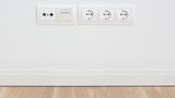 Der Nachteil des Steckdosen-Netzes: Es verbraucht mehr Strom als reine Wlan-Repeater. Zudem funktionieren Powerlines nur dann gut, wenn sich alle Geräte im selben Stromkreislauf befinden. Und: Den vollen Vorteil genießen nur kabelgebundene Geräte. Powerline-Wlan leidet unter denselben Weiterleitungs-Problemen wie klassische Repeater.
