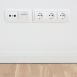 Der Nachteil des Steckdosen-Netzes: Es verbraucht mehr Strom als reine Wlan-Repeater. Zudem funktionieren Powerlines nur dann gut, wenn sich alle Geräte im selben Stromkreislauf befinden. Und: Den vollen Vorteil genießen nur kabelgebundene Geräte. Powerline-Wlan leidet unter denselben Weiterleitungs-Problemen wie klassische Repeater.