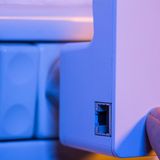 Der schnelle Kompromiss: Powerline  Die bei der Datenübertragung schnellste Variante sind laut Warentest sogenannte Powerlines, die den Datenstrom über Steckdosen in die Stromleitungen schicken. Es gibt auch Modelle, die den Zielraum mit Wlan versorgen können. 