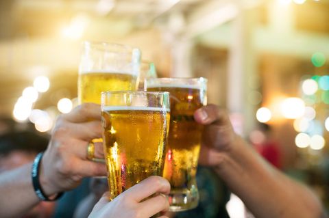 Alkohol: Menschen prosten sich mit Bier zu
