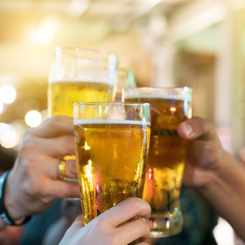 Alkohol: Menschen prosten sich mit Bier zu