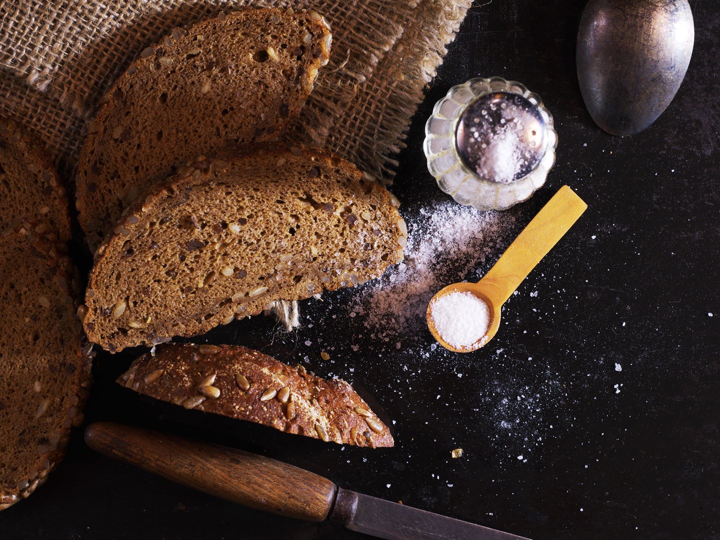 Черный хлеб сахар. Черный хлеб с солью. Кусочек хлеба с солью. Хлеб с подсолнечным маслом и солью. Хлеб соль сверху.