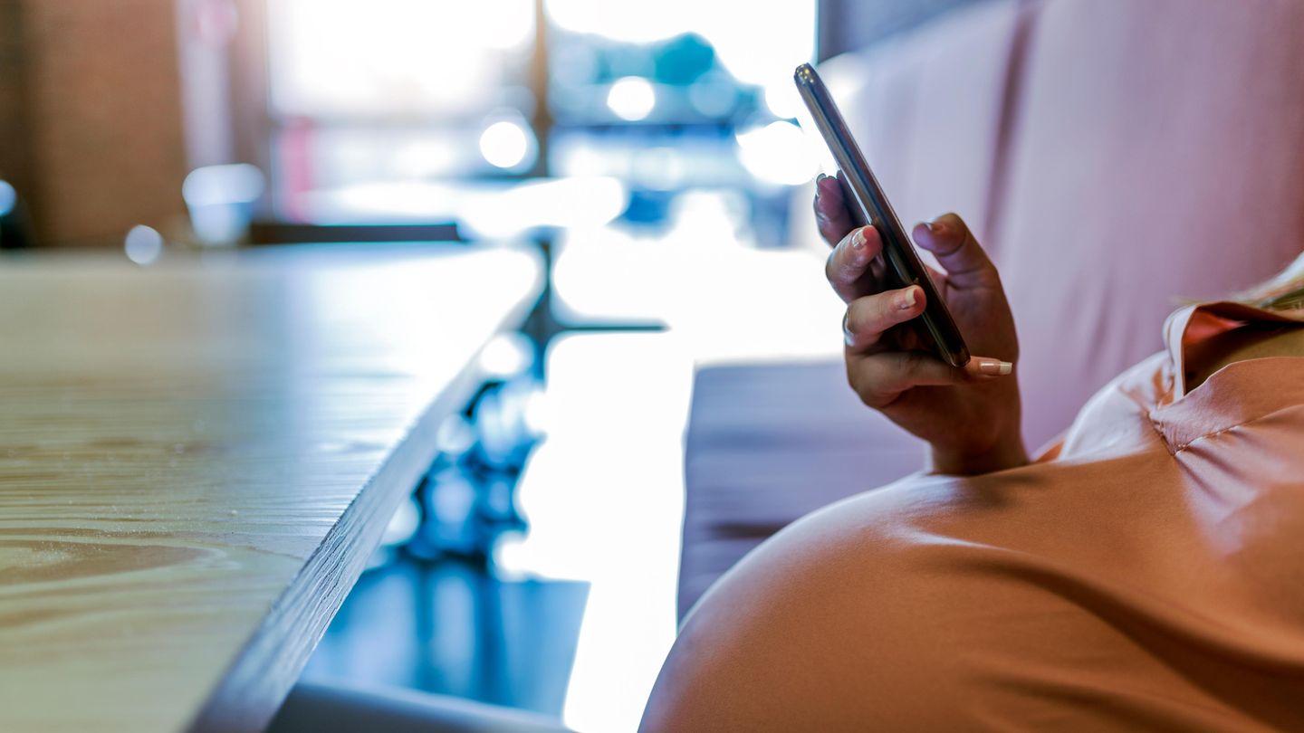 Schwangere Frau bekommt Baby in Restaurant in Leiden