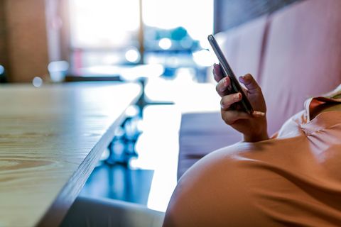 Schwangere Frau bekommt Baby in Restaurant in Leiden