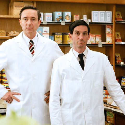 Die Schauspieler Arnd Klawitter und Christoph Bach (r.) als Theo und Karl Albrecht