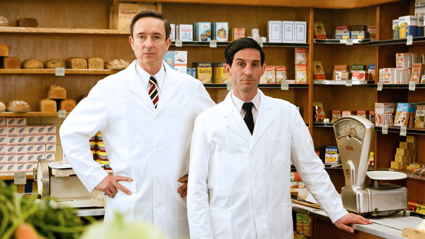 Die Schauspieler Arnd Klawitter und Christoph Bach (r.) als Theo und Karl Albrecht