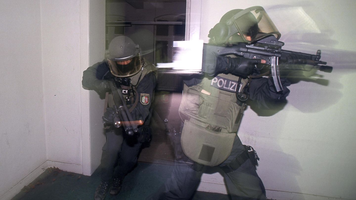 Da es Hinweise auf eine Bewaffnung von Verdächtigen gab, waren Spezialeinsatzkommandos am Einsatz beteiligt