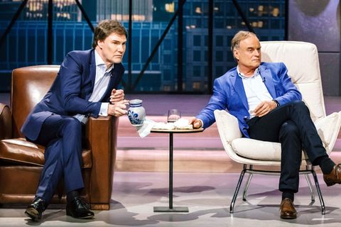 Wer hat hier die Hosen voll? Carsten Maschmeyer und Georg Kofler befeuchten in der "Höhle der Löwen" die von den Curaluna-Gründern gereichten Windeln. Doch die Demonstration des eingebauten Nässe-Sensors misslingt.