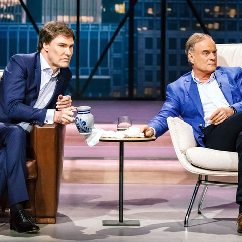 Wer hat hier die Hosen voll? Carsten Maschmeyer und Georg Kofler befeuchten in der "Höhle der Löwen" die von den Curaluna-Gründern gereichten Windeln. Doch die Demonstration des eingebauten Nässe-Sensors misslingt.