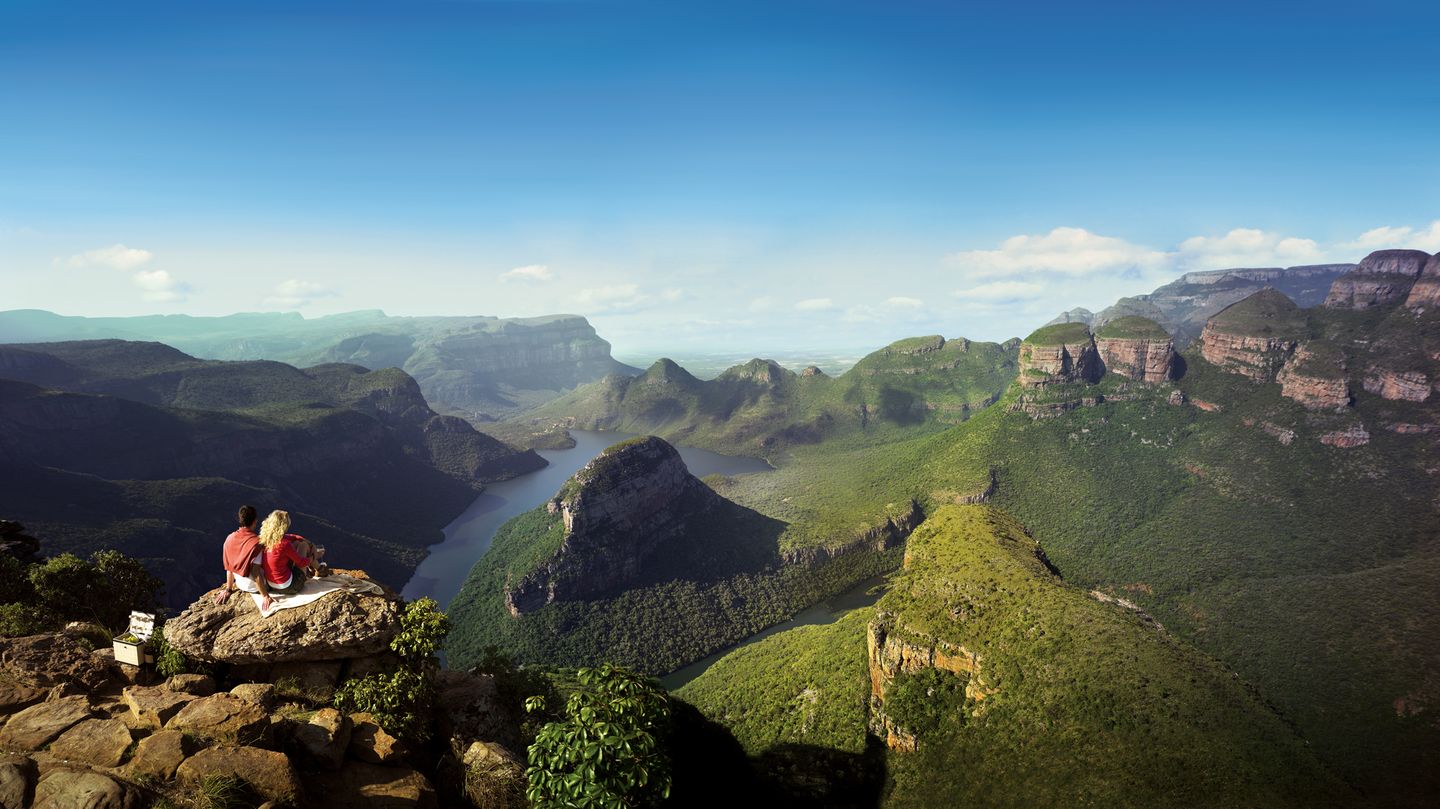 Blyde River Canyon Nature Reserve  Der Blyde River Canyon ist eine 26 Kilometer lange Schlucht und an einigen Stellen bis zu 800 Meter tief. Genießen Sie von einer Brücke aus den Blick in Bourke's Luck, wo sich das Wasser über Millionen Jahre in zylindrischen Löchern durch den Felsen gegraben hat. Ein Postkartenmotiv sind die Three Rondavels - eine Felsformation, die aussieht wie drei afrikanische Rundhütten. Für Wanderer gibt es verschiedene Trails zwischen 25 und 65 Kilometern Länge.