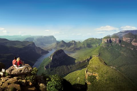 Blyde River Canyon Nature Reserve  Der Blyde River Canyon ist eine 26 Kilometer lange Schlucht und an einigen Stellen bis zu 800 Meter tief. Genießen Sie von einer Brücke aus den Blick in Bourke's Luck, wo sich das Wasser über Millionen Jahre in zylindrischen Löchern durch den Felsen gegraben hat. Ein Postkartenmotiv sind die Three Rondavels - eine Felsformation, die aussieht wie drei afrikanische Rundhütten. Für Wanderer gibt es verschiedene Trails zwischen 25 und 65 Kilometern Länge.