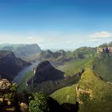 Blyde River Canyon Nature Reserve  Der Blyde River Canyon ist eine 26 Kilometer lange Schlucht und an einigen Stellen bis zu 800 Meter tief. Genießen Sie von einer Brücke aus den Blick in Bourke's Luck, wo sich das Wasser über Millionen Jahre in zylindrischen Löchern durch den Felsen gegraben hat. Ein Postkartenmotiv sind die Three Rondavels - eine Felsformation, die aussieht wie drei afrikanische Rundhütten. Für Wanderer gibt es verschiedene Trails zwischen 25 und 65 Kilometern Länge.