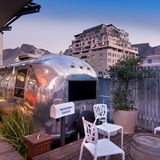 Kapstadt: The Grand Daddy  ... in den vier dort geparkten echten Airstreamern kann ebenfalls übernachtet werden. Eine Suite auf Rädern. Die schicken Klassiker sind unterschiedlich groß, mit Klimaanlagen ausgestattet und je nach den Namen ("For the Love of Lace" oder "The Ballad of John & Yoko") individuell eingerichtet.  Infos: www.granddaddy.co.za