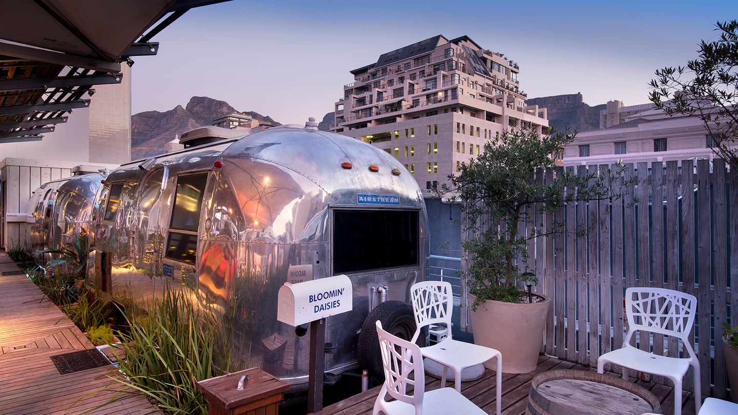 Kapstadt: The Grand Daddy  ... in den vier dort geparkten echten Airstreamern kann ebenfalls übernachtet werden. Eine Suite auf Rädern. Die schicken Klassiker sind unterschiedlich groß, mit Klimaanlagen ausgestattet und je nach den Namen ("For the Love of Lace" oder "The Ballad of John & Yoko") individuell eingerichtet.  Infos: www.granddaddy.co.za