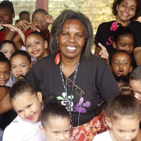 Dona Elma umringt von "ihren" Kindern