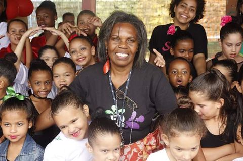 Dona Elma umringt von "ihren" Kindern