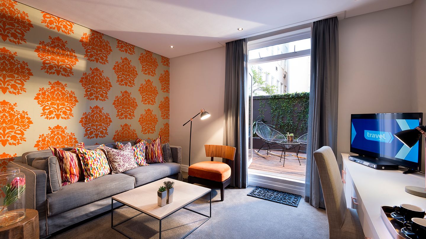Hotels in Südafrika: Kapstadt: The Grand Daddy Das Grand Daddy ist eine Institution im Zentrum von Kapstadt. Das Boutique-Hotel in der Long Street hat 28 stilvoll eingerichtete Zimmer und großzügige Suiten mit dem gewissen Etwas wie zum Beispiel sichtgeschützte Terrassen. Die eigentliche Attraktion steht auf dem Dach... Kapstadt: The Grand Daddy Das Grand Daddy ist eine Institution im Zentrum von Kapstadt. Das Boutique-Hotel in der Long Street hat 28 stilvoll eingerichtete Zimmer und großzügige Suiten mit dem gewissen Etwas wie zum Beispiel sichtgeschützte Terrassen. Die eigentliche Attraktion steht auf dem Dach...