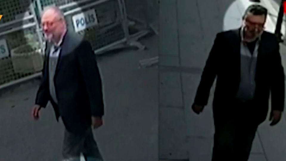Aufnahmen von Überwachungskameras zeigen den Journalisten Jamal Khashoggi (l.) und einen mutmaßlichen Doppelgänger (r.), der das Konsulat in Istanbul nach dem Mord an Khashoggi verlassen haben soll 