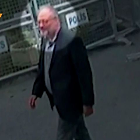 Aufnahmen von Überwachungskameras zeigen den Journalisten Jamal Khashoggi (l.) und einen mutmaßlichen Doppelgänger (r.), der das Konsulat in Istanbul nach dem Mord an Khashoggi verlassen haben soll 